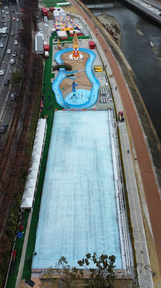 신천 물놀이장 내 조성된 스케이트장·눈 놀이터 전경. 대구일보DB