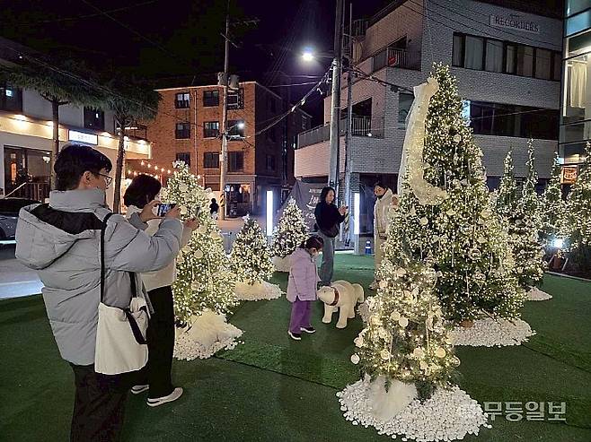 광주 동구 동명동 여행자의 ZIP에 크리스마스 트리가 설치됐다. 광주 동구 제공