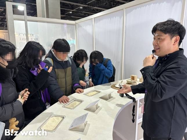 18일 오전 서울 강서구 코엑스 마곡 르웨스트에서 열린 '컬리푸드페스타 2025'에서 김신희 컬리 MD가 쌀 도슨트를 진행하고 있다. / 사진=정혜인 기자 hij@