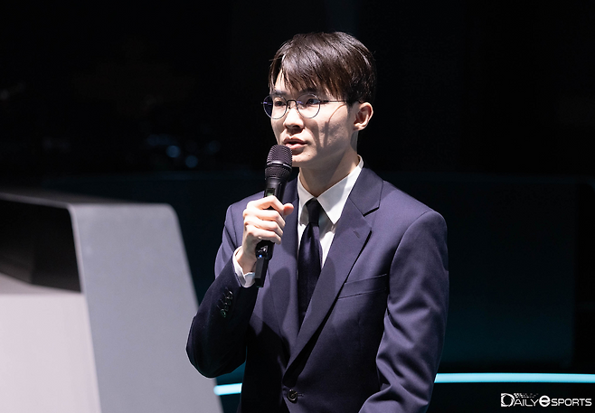 인터뷰 중인 T1 '페이커' 이상혁.