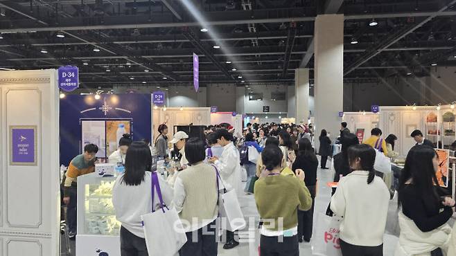 컬리푸드페스타 2025 방문객들이 부스를 체험하고 있다. (사진=김지우 기자)