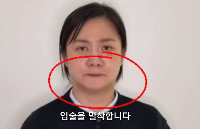 박나래는 영상에서 한 마디를 마무리할 때마다 입술을 꽉 다무는 습관을 보였다. (사진=유튜브 박사랑의 커뮤코드 캡처)