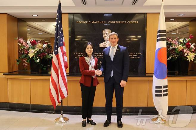 김진아 외교부 제2차관이 지난 10일(현지시간) 미국 워싱턴에서 열린 '제10차 한미 고위급 경제협의회'에서 제이콥 헬버그 미 국무부 경제차관과 기념 촬영하고 있다. (외교부 제공. 재판매 및 DB 금지) 2025.12.11/뉴스1