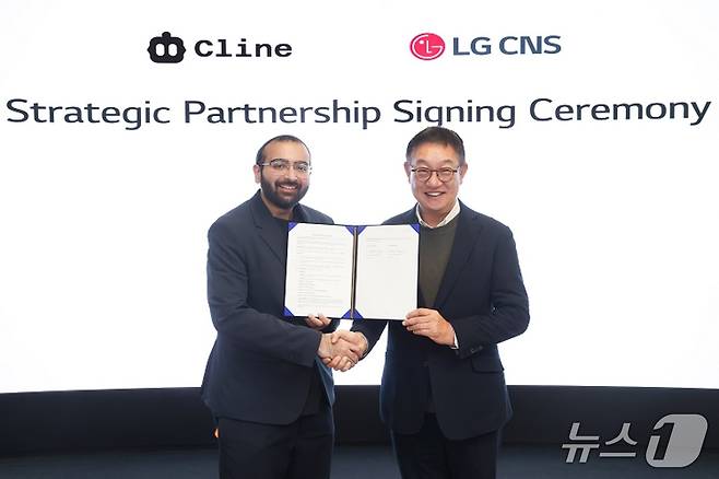 현신균 LG CNS CEO 사장(오른쪽)과 사우드 리즈완(Saoud Rizwan) 클라인 CEO가 서울 마곡 LG 사이언스파크 본사에서 열린 협약식에서 기념사진을 찍고 있다.(LG CNS 제공)