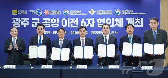 김영록 전라남도지사가 17일 광주에서 열린 ‘광주 군 공항 이전 6자 협의체’회의에서 구윤철 기획재정부장관, 안규백 국방부장관, 강희업 국토교통부2차관, 강기정 광주광역시장, 김산 무안군수와 공동 발표문에 서명한 뒤 기념촬영을 하고 있다.(전남도 제공. 재판매 및 DB금지) 2025.12.17/뉴스1 ⓒ News1 전원 기자