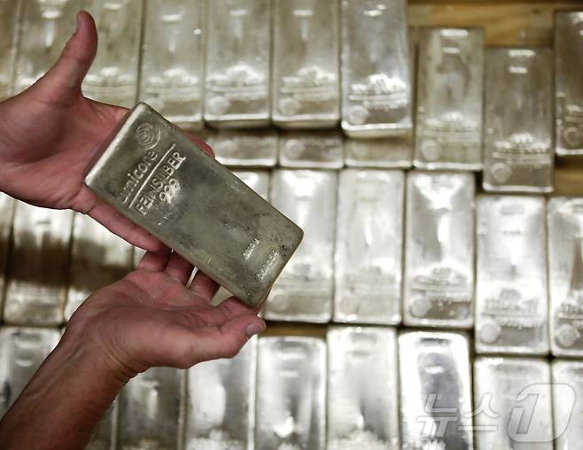 2013년 7월 22일 오스트리아 빈 GSA 오스트리아 본사에서 한 직원이 은괴를 들어 보이고 있다. 2013.07.22. ⓒ 로이터=뉴스1 ⓒ News1 윤다정 기자