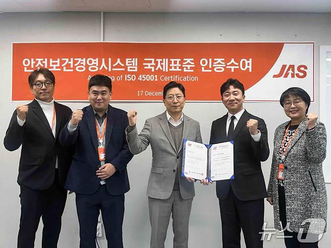 17일 김포국제공항 화물청사에서 최원선 JAS 대표이사(사진 왼쪽에서 세번째)와 임직원들이 박성철 글로벌시스템인증원 선임심사원(사진 오른쪽에서 두번째)과 기념촬영을 하고 있다(제주항공 제공). 2025.12.17.