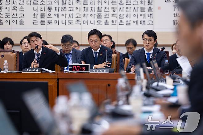 류신환 방송미디어통신위원회 위원장 직무대행이 18일 서울 여의도 국회에서 열린 제430회 국회(임시회) 법제사법위원회 제2차 전체회의에서 의원 질의에 답하고 있다. 2025.12.18/뉴스1 ⓒ News1 유승관 기자