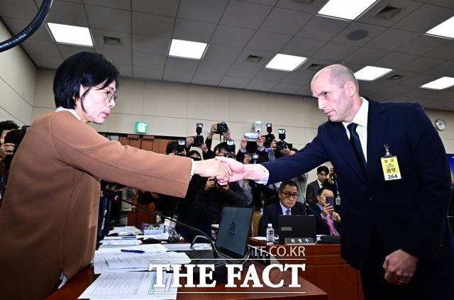 해롤드 로저스 쿠팡 대표이사가 17일 오전 서울 여의도 국회 과학기술정보방송통신위원회에서 열린 쿠팡 침해사고 관련 청문회에 출석해 증인선서를 마친 뒤 최민희 과방위원장과 악수를 하고 있다. /배정한 기자