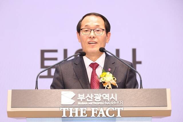 18일 오후 부산시청 1층 대강당에서 열린 퇴임식에서 이준승 부산시 행정부시장이 퇴임사를 하고 있다. /부산시