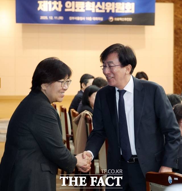 사진은 정은경 보건복지부 장관(왼쪽)이 지난 11일 오전 서울 종로구 정부서울청사에서 열린 제1차 의료혁신위원회 회의에 참석해 정기현 의료혁신위원장과 인사를 나누는 모습. /임영무 기자