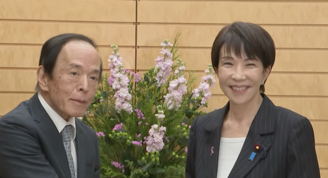 지난달 18일 다카이치 사나에 일본 총리와 우에다 가즈오 일본은행 총재가 만나 악수를 나누고 있다. 두 사람은 이날 금리 인상과 관련한 논의를 나눴다. ANN.