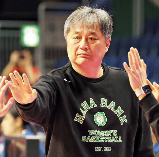 연합뉴스하나은행 선수들을 격려하는 이상범 감독. 그는 여자 프로농구 사령탑을 맡은 첫 시즌에 팀을 초반 선두로 이끌고 있다.