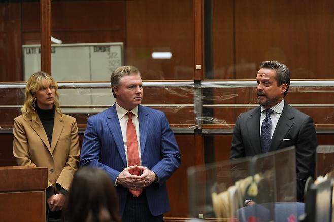 닉 라이너 변호인 앨런 잭슨이 17일 미국 캘리포니아주 로스앤젤레스의 형사 법원 건물에서 말하고 있다. /EPA 연합뉴스