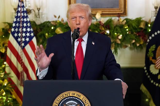 도널드 트럼프 미국 대통령이 17일 백악관에서 대국민 연설을 하고 있다. /AP 연합뉴스