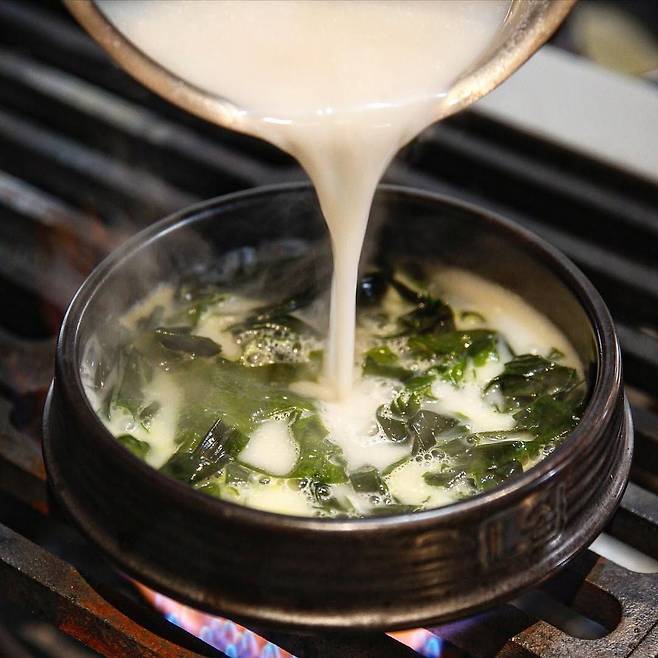 들깨 미역국 단일 메뉴로 미쉐린 빕 구르망에 선정된 용산의 오일제. 인스타그램 @oilje_official