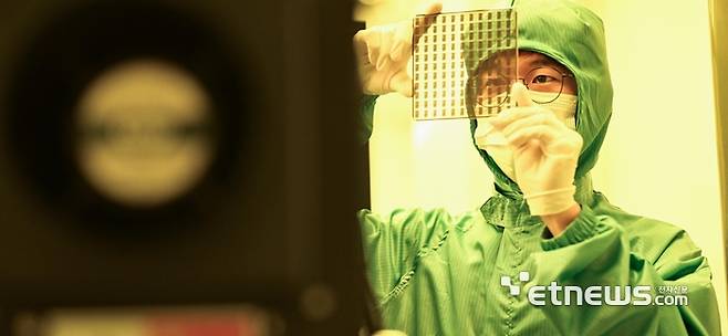 인공지능(AI) 활용도가 높아지며 산업계가 초저전력 AI반도체 개발을 위한 인력양성에도 힘을 쏟는 가운데 한국폴리텍대가 글로벌 반도체 기업과 손잡고 반도체 전문인력 양성을 위한 채용연계형 교육을 이어간다. 인천 부평구 한국폴리텍대 인천캠퍼스에서 반도체공정과 하이테크과정 학생이 웨이퍼에 노광할 포토마스크를 살펴보고 있다.   인천=이동근기자 foto@etnews.com