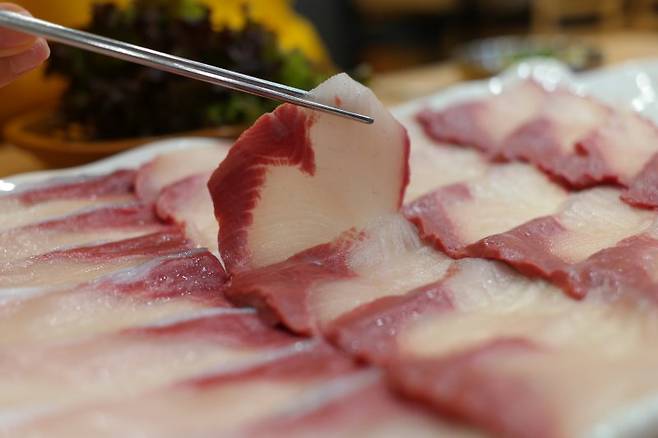 노량진수산시장의 한 해산물 집에서 방어를 판매하고 있다. 뉴시스