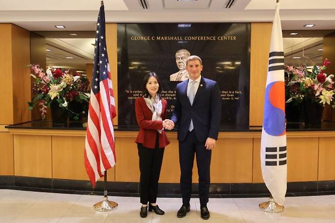 김진아 외교부 제2차관이 지난 10일(현지시간) 미국 워싱턴에서 열린 '제10차 한미 고위급 경제협의회'에서 제이콥 헬버그 미 국무부 경제차관과 기념 촬영하고 있다. (외교부 제공. 재판매 및 DB 금지) 2025.12.11/뉴스1 /사진=뉴스1