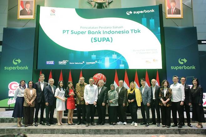지난 17일 인도네시아 자카르타의 인도네시아 증권거래소(IDX)에서 열린 '슈퍼뱅크 상장 기념식'에서 카카오뱅크 및 슈퍼뱅크 임직원들이 기념촬영을 하고 있다. 카카오뱅크 제공