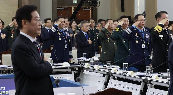 18일 서울 용산구 국방부에서 열린 국방부·국가보훈부 업무보고에서 이재명 대통령을 비롯한 참석자들이 국기에 경례하고 있다. 대통령실통신사진기자단