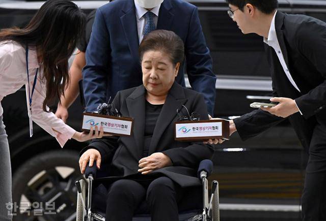 한학자 통일교 총재가 9월 22일 서울 서초구 서울중앙지법에서 열린 영장실질심사에 출석하고 있다. 박시몬 기자