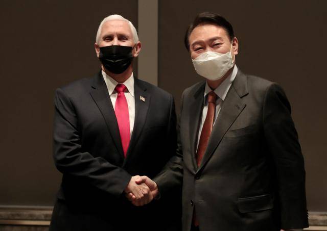 윤석열 당시 국민의힘 대선 후보가 2022년 13일 서울시 송파구 롯데시그니엘서울호텔에서 마이크 펜스 전 미국 부통령과 면담에 앞서 악수하고 있다. 국민의힘 제공