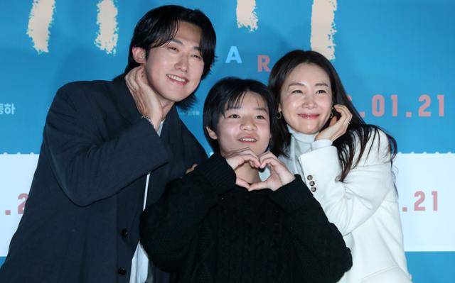 배우 민진웅(왼쪽부터), 고동하, 최지우가 18일 오전 서울 용산구 CGV용산아이파크몰에서 열린 영화 '슈가' 제작보고회에서 포즈를 취하고 있다. 뉴시스