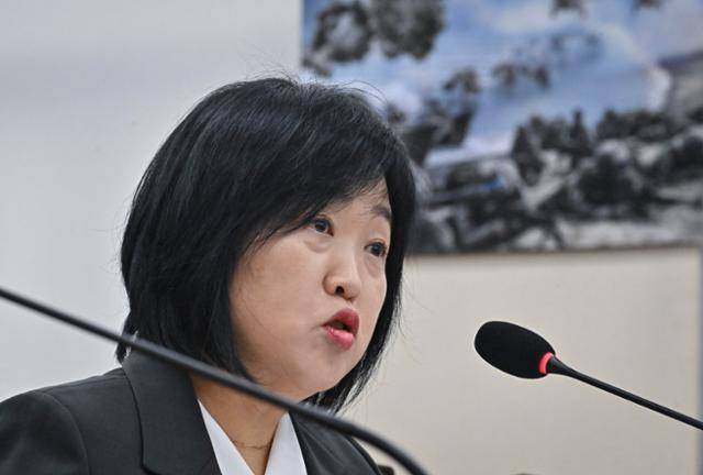 홍소영 병무청장이 지난 10월 국회 국방위원회 국정감사에서 의원 질의에 답변하고 있다. 정다빈 기자