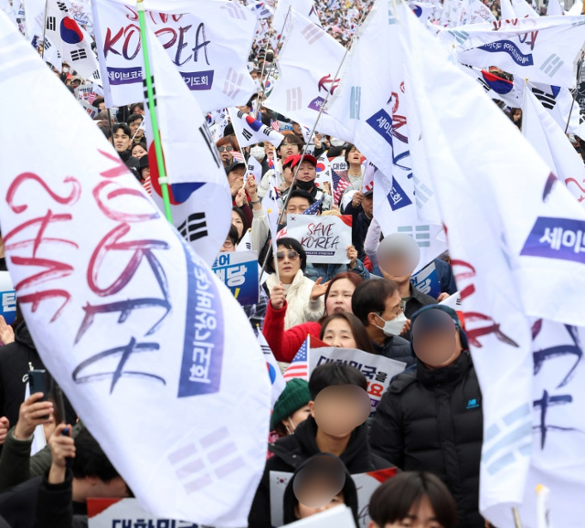 지난 3월 1일 서울 여의도에서 세이브코리아가 연 '국가비상기도회' 참가자들이 윤석열 전 대통령 탄핵 기각을 촉구하고 있다. 뉴스1