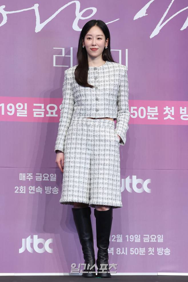 배우 서현진이 18일 오후 서울 구로구 더링크호텔에서 열린 JTBC 새 금요시리즈 '러브 미' 제작발표회에 참석해 포토타임을 갖고 있다. '러브 미'는 내 인생만 애틋했던, 조금은 이기적이라 어쩌면 더 평범한 가족이 각자의 사랑을 시작하며 성장하는 이야기를 그린 드라마. 오는 19일 저녁 8시 50분 첫 방송. 서병수 기자 qudtn@edaily.co.kr /2025.12.18/