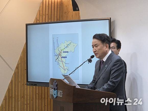 18일 충북도청 브리핑룸에서 김영환 지사가 충북지역 주요 교통 인프라 사업을 설명하고 있다. [사진=이용민 기자]
