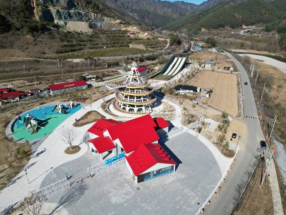 경북 봉화군 소천면 분천산타마을에 이번에 새롭게 조성된 '겨울왕국' 모습. 사진 봉화군