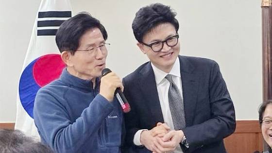 김문수(왼쪽) 전 고용노동부 장관과 한동훈 전 국민의힘 대표가 지난 17일 전·현직 국민의힘 당협위원장 모임인 ‘이오회’에 참석한 모습. 한 전 대표 인스타그램