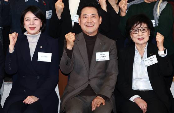 장동혁 국민의힘 대표가 18일 오전 서울 용산구 공군호텔에서 열린 한국여성단체협의회 제66주년 창립기념식에서 허명(오른쪽) 협회장, 배현진(왼쪽) 국민의힘 의원 등 참석자들과 기념촬영을 하고 있다. 뉴스1