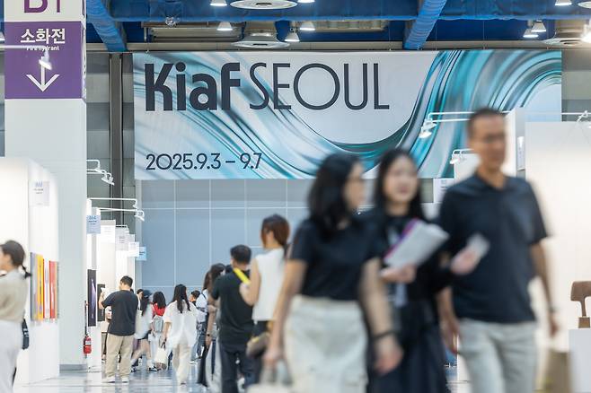 지난 9월 3일부터 7일까지 서울 코엑스에서 열린 키아프 전시장에서 관람객들이 작품을 둘러보며 전시장을 오가고 있다. 사진 키아프