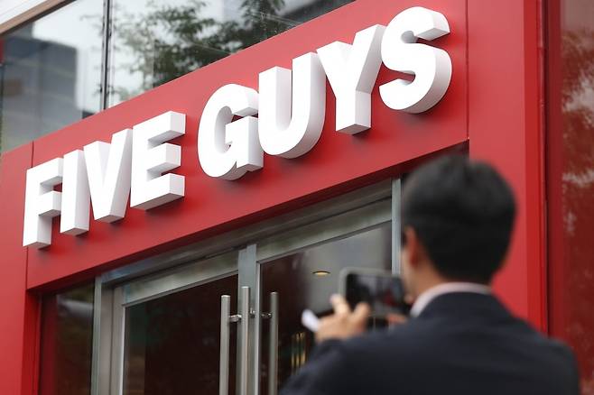 한화갤러리아가 국내 사업권을 보유한 미국 수제버거 브랜드 '파이브가이즈' 강남점. / 사진=연합뉴스