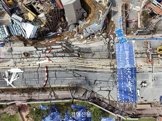 신안산선 터널 붕괴 사고 발생 이틀 후인 지난 4월13일 경기 광명시 일직동 신안산선 복선전철 붕괴 사고 현장에서 추가 붕괴 우려와 기상악화로 실종자 수색 작업이 중단돼 있다. 이준헌 기자