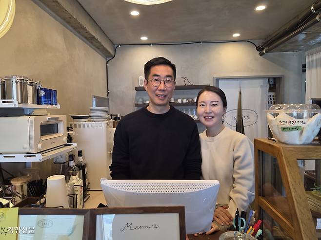 김원일(왼쪽)이 지난 17일 자신의 카페에서 아내 김보경씨와 포즈를 취하고 있다.   김포 | 황민국 기자