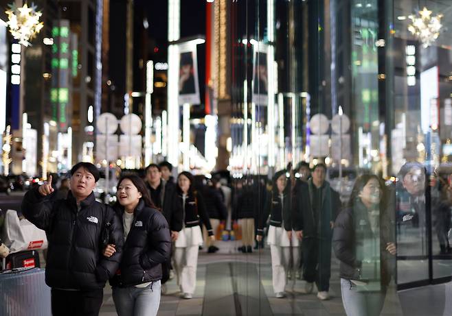 People walk through Ginza’s shopping district in Tokyo, Japan, on Dec. 15. [EPA/YONHAP]