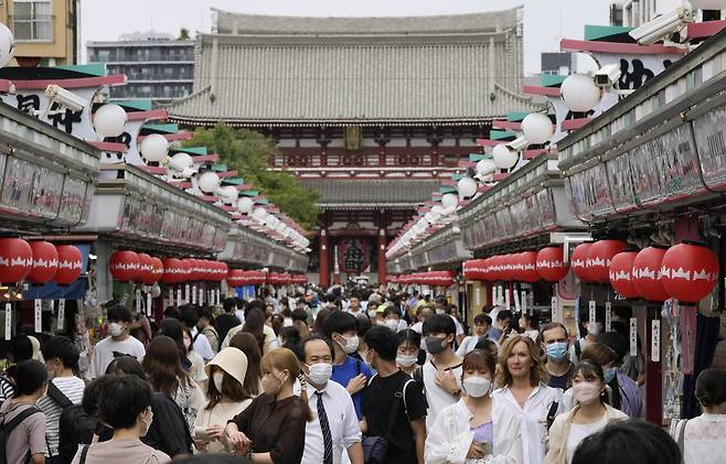 Foreign tourists walk through the Nakamise Street at Asakusa, downtown in Tokyo, Japan, on Sept. 7, 2022. [EPA/YONHAP]