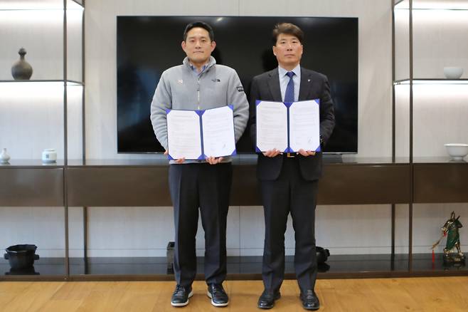 김재익 KG케미칼 대표(오른쪽)와 전상익 동서화학공업 사장이 지난 15일 과천 소재 동서화학 금강공업사무소에서 ‘나프탈렌오일·PNS 생산 공장 투자 사업 협력을 위한 양해각서(MOU)’를 체결한 후 기념촬영을 하고 있다. KG그룹 제공&nbsp;