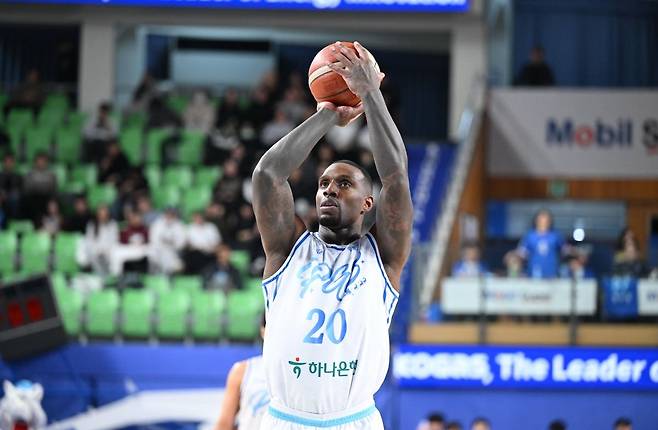 대구 한국가스공사의 라건아가 지난 15일 대구실내체육관에서 열린 울산 현대모비스와의 2025-2026 프로농구 KBL 정규리그 경기에서 자유투를 쏘고 있다. KBL 제공