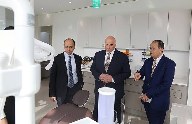 지난 9일 서울 강서구 오스템임플란트 트윈타워에서 열린 오스템임플란트와 카이로시립대학교(CUC) 간 양해각서 체결식 후 CUC 관계자들이 제품전시관에 들러 오스템임플란트 최신 유니트체어에 대한 설명을 듣고 있다. /오스템임플란트