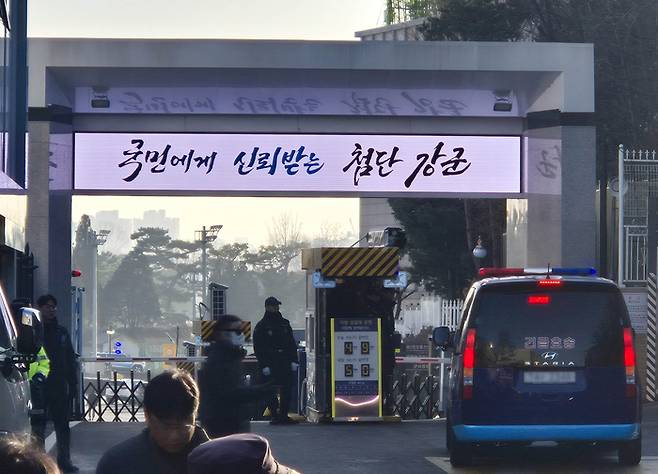 윤석열 전 대통령을 태운 호송 차량이 18일 서울 용산구 중앙지역군사법원에 도착하고 있다. 윤 전 대통령은 이날 열리는 여인형 전 방첩사령관의 내란 중요임무 종사 혐의 재판에 증인으로 출석했다. [연합뉴스]