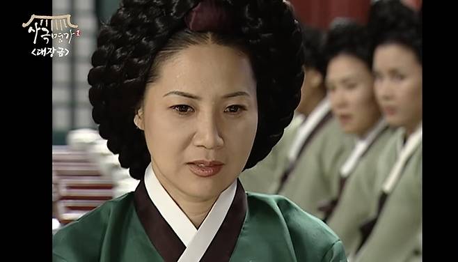 MBC 드라마 ‘대장금’에서 한상궁(양미경)이 밥짓기 경합에서 이긴 후 최고 상궁 자리에 오르고 있다.[유튜브 옛드]