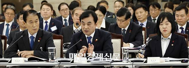 안규백 국방부 장관이 18일 서울 용산 국방부 청사에서 이재명 대통령에게 업무보고를 하고 있다. 대통령실사진기자단 매일경제 김호영