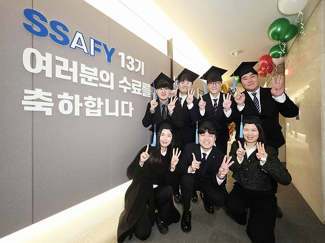 12월 18일 서울 강남구 ‘삼성청년SW·AI아카데미(SSAFY)’ 서울캠퍼스에서 열린 SSAFY 13기 수료식에 참석한 수료생들이 기념 촬영을 하고 있다.[삼성전자 사진제공]