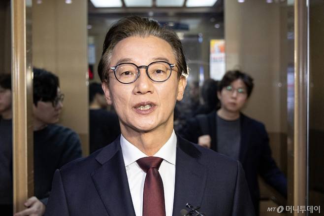 (서울=뉴스1) 이승배 기자 = 통일교 지원 의혹을 받는 전재수 더불어민주당 의원이 15일 경찰의 압수수색이 종료된 서울 여의도 국회의원회관 의원실에서 나서 취재진에게 입장을 밝히고 있다. 2025.12.15/뉴스1  Copyright (C) 뉴스1. All rights reserved. 무단 전재 및 재배포,  AI학습 이용 금지. /사진=(서울=뉴스1) 이승배 기자