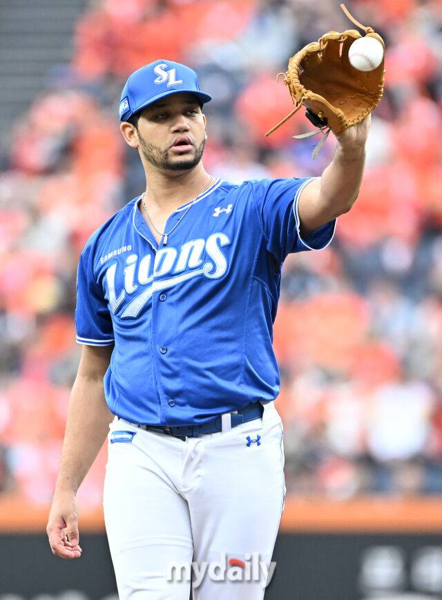 18일 오후 대전광역시 중구 대전 한화생명볼파크에서 진행된 '2025 프로야구 KBO리그 포스트시즌' 플레이오프(PO) 1차전 한화이글스와 삼성라이온즈의 경기. 삼성 가라비토가 선발등판 하고 있다./마이데일리